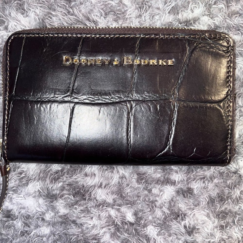 CLOSEOUT SALE!! Dooney & Bourke Denison Zip Around Phone Wristlet